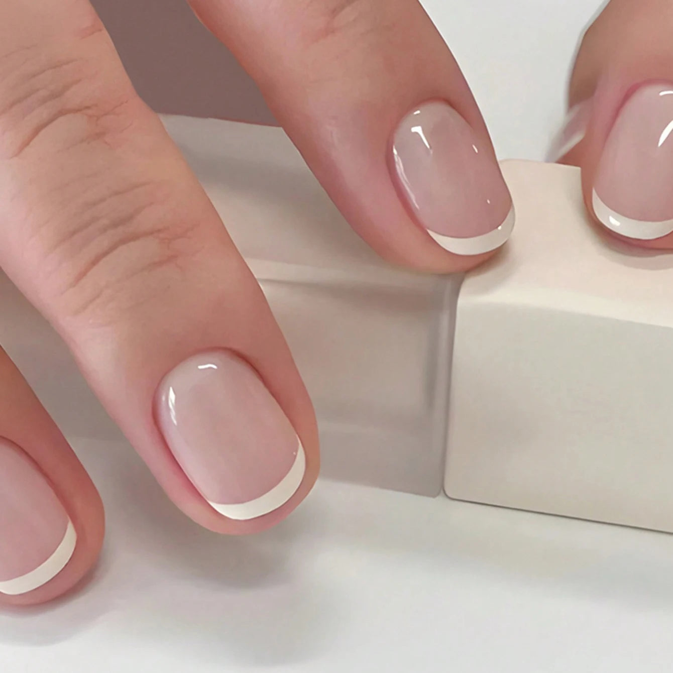120pcs Short Square White French Simple Shiny False Nails Fashionable Wearable Nails Suitable for Daily Work, Study and Party